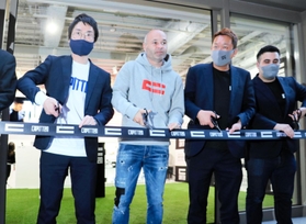 自身が立ち上げたサッカーシューズブランドの旗艦店のオープニングイベントでもＷ杯について語ったイニエスタ（左から２人目）＝１１月１８日、神戸市中央区八幡通４、Ｃａｐｉｔｔｅｎ