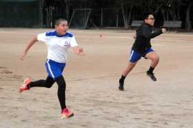 山陽特殊製鋼陸上部の小学生陸上教室で練習する小学生＝姫路市飾磨区中島