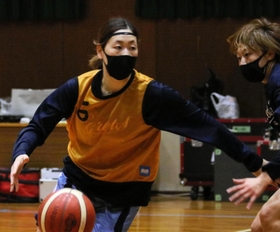 １試合平均得点で五輪代表らを抑えてリーグ首位に立つ姫路の白崎みなみ主将（左）＝兵庫県市川町の旧鶴居中