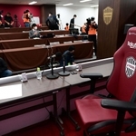 ヴィッセル神戸の会見場。新調された椅子に座るはずだった大迫勇也は落選となった＝１日午後、神戸市兵庫区御崎町１、ノエビアスタジアム神戸（撮影・中西幸大）