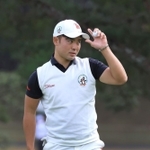 １番でバーディーを決め、ギャラリーの声援に応える蟬川泰果＝３日午前、加東市永福、ＡＢＣゴルフ倶楽部（撮影・辰巳直之）