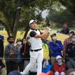 注目のプロ転向初戦。２番、大勢のギャラリーの前でティーショットを放つ蟬川泰果＝３日午前、加東市永福、ＡＢＣゴルフ倶楽部（撮影・辰巳直之）