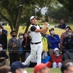 注目のプロ転向初戦。２番、大勢のギャラリーの前でティーショットを放つ蟬川泰果＝３日午前、加東市永福、ＡＢＣゴルフ倶楽部（撮影・辰巳直之）