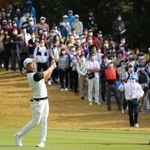 １番、大勢のギャラリーの前でショットを放つ蟬川泰果。右端はキャディーの石過龍次郎さん＝３日午前、加東市永福、ＡＢＣゴルフ倶楽部（撮影・辰巳直之）