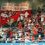 オリックスとの合併が決まり、近鉄バファローズとして残り少なくなった試合を見ようとライトスタンドにつめかけたファン＝２００４年９月、大阪市西区の大阪ドーム（現京セラドーム大阪）