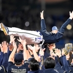 プロ野球の日本シリーズでヤクルトを破って日本一になり、胴上げをされるオリックスの中嶋聡監督＝１０月３０日、神宮球場