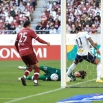 神戸-横浜Ｍ　前半、ゴールに吸い込まれそうなボールを止める神戸のＧＫ坪井（中央奥）＝ノエビアスタジアム神戸（撮影・小林良多）