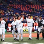 三菱重工Ｗｅｓｔ－日立製作所　２回戦を突破し、笑顔でスタンドにあいさつする三菱重工Ｗｅｓｔナイン＝京セラドーム大阪（撮影・鈴木雅之）