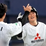 三菱重工Ｗｅｓｔ－日立製作所　４回裏三菱重工Ｗｅｓｔ、先制のホームを踏み、ナインに迎えられる湯口（右）＝京セラドーム大阪（撮影・鈴木雅之）