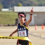 １位でフィニッシュする女子・西脇工のアンカー藤城さくら＝丹波篠山市、篠山鳳鳴高校（撮影・長嶺麻子）