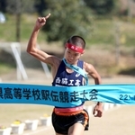 １位でフィニッシュする男子・西脇工のアンカー上田翔大＝丹波篠山市、篠山鳳鳴高校（撮影・長嶺麻子）