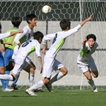 報徳-芦屋学園　前半、山崎（右）が同点ゴールを決め喜びに沸く報徳イレブン＝ノエビアスタジアム神戸（撮影・秋山亮太）