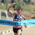 大会新記録で連覇を果たした男子・西脇工のアンカー上田翔大＝６日、丹波篠山市の篠山鳳鳴高校（撮影・長嶺麻子）