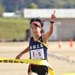 ５年ぶりに優勝を飾った女子・西脇工のアンカー藤城さくら＝６日、丹波篠山市の篠山鳳鳴高校（撮影・長嶺麻子）