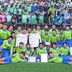 報徳-芦屋学園　初優勝し満面の笑顔で記念写真に収まる芦屋学園イレブン＝ノエビアスタジアム神戸（撮影・秋山亮太）