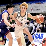 青森-西宮　第３クオーター、ドリブルで突破を図る西宮の川島（右）（Ｃ）B.LEAGUE