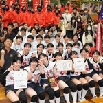 女子で優勝を決め、満面の笑みで記念写真に納まる氷上の選手ら＝西宮市鳴尾浜１、県立総合体育館（撮影・秋山亮太）