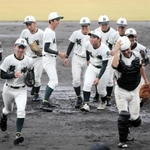 ２２年ぶりに秋季近畿大会優勝を決め、笑顔で整列に向かう報徳ナイン＝マイネットスタジアム皇子山