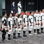 ２２年ぶりに秋季近畿地区大会優勝を決め、校歌を聞く報徳ナイン