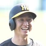 練習の合間に笑顔を見せる阪神・近本光司＝甲子園