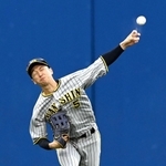 ＤｅＮＡ戦、好返球で補殺する阪神・近本光司＝１０月９日、横浜スタジアム