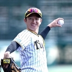 にこやかにキャッチボールする阪神・近本光司＝甲子園