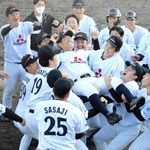 引退登板を完投勝利で飾り、仲間に胴上げされる三菱重工Ｗｅｓｔの守安（中央）＝明石市明石公園、明石トーカロ球場