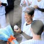 引退試合の勝利球と花束に笑顔の三菱重工Ｗｅｓｔの守安＝明石市明石公園、明石トーカロ球場
