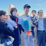 引退試合を終えて家族と笑顔で写真に収まる三菱重工Ｗｅｓｔの守安（右から３人目）＝明石市明石公園、明石トーカロ球場