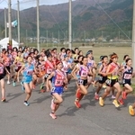 一斉にスタートする女子の選手たち＝１９日、豊岡市日高町（撮影・長嶺麻子）