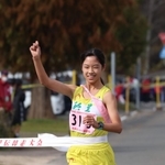 連覇を果たした女子・稲美のアンカー吉川陽菜＝１９日、豊岡市日高町（撮影・長嶺麻子）