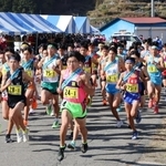 一斉に駆け出す男子の選手たち＝１９日、豊岡市日高町（撮影・長嶺麻子）