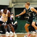 西宮-福岡　第２クオーター、相手の行く手を阻む西宮の川島（右）