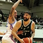 西宮-福岡　第１クオーター、シュートを狙う西宮のディメッツ（右）