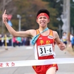 初優勝を飾った男子・平岡のアンカー新妻遼己＝１９日、豊岡市日高町（撮影・長嶺麻子）