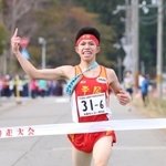 初優勝を飾り、笑顔でフィニッシュする男子・平岡のアンカー新妻遼己＝１９日、豊岡市日高町（撮影・長嶺麻子）