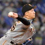 写真②特徴的な投球フォームで力投する巨人・大勢＝４月２８日