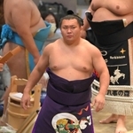 土俵入りする照強＝２０２１年１１月１８日、福岡国際センター