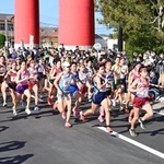 勢いよくスタートする女子の選手たち＝２７日午前、南あわじ市のおのころ島神社（撮影・坂井萌香）