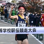優勝した男子・西脇工のアンカー稲見峻＝２７日午後、南あわじ市の三原中学校（撮影・坂井萌香）