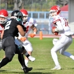 京大－甲南大　第１クオーター、パスの出しどころを探る甲南大のＱＢ竹原（右）＝大阪・万博記念競技場