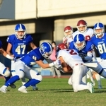 関学大-立命大　第３クオーター、相手の攻撃を封じる関学大の守備陣＝大阪府吹田市、万博記念競技場（撮影・鈴木雅之）