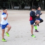 山陽特殊製鋼陸上部の小学生陸上教室で練習する小学生＝姫路市飾磨区中島