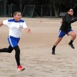 山陽特殊製鋼陸上部の小学生陸上教室で練習する小学生＝姫路市飾磨区中島
