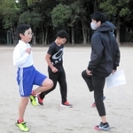 山陽特殊製鋼陸上部のコーチや選手らから指導を受ける小学生＝姫路市飾磨区中島