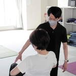 個別トレーニングの指導をする篠藤淳コーチ＝姫路市飾磨区細江