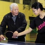 中学生を指導する卓球界の名将、山田俊輔さん（左）＝南あわじ市阿万塩屋町、阿万スポーツセンター