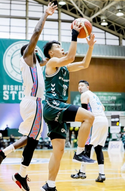 西宮-佐賀　前半、シュートする西宮の渡辺（Ｃ）B.LEAGUE