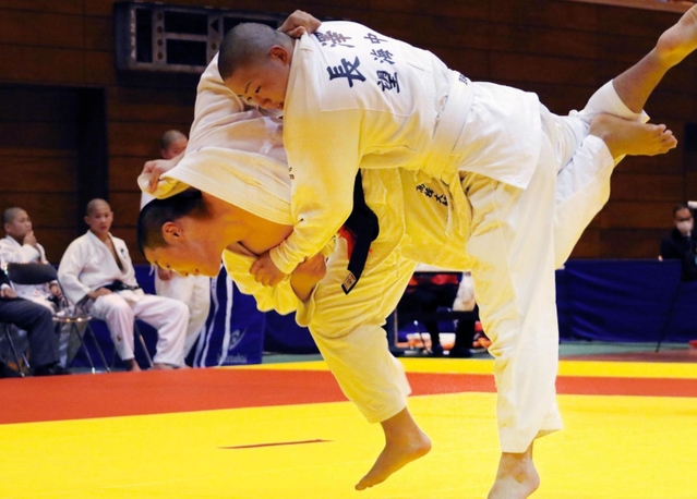 男子団体決勝・小野-望海　小野の副将高橋（左）が果敢に攻める