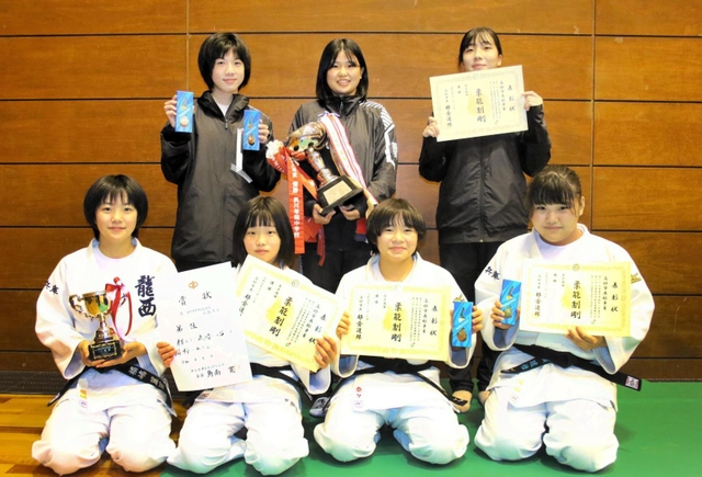 女子団体で初優勝した龍野西のメンバー